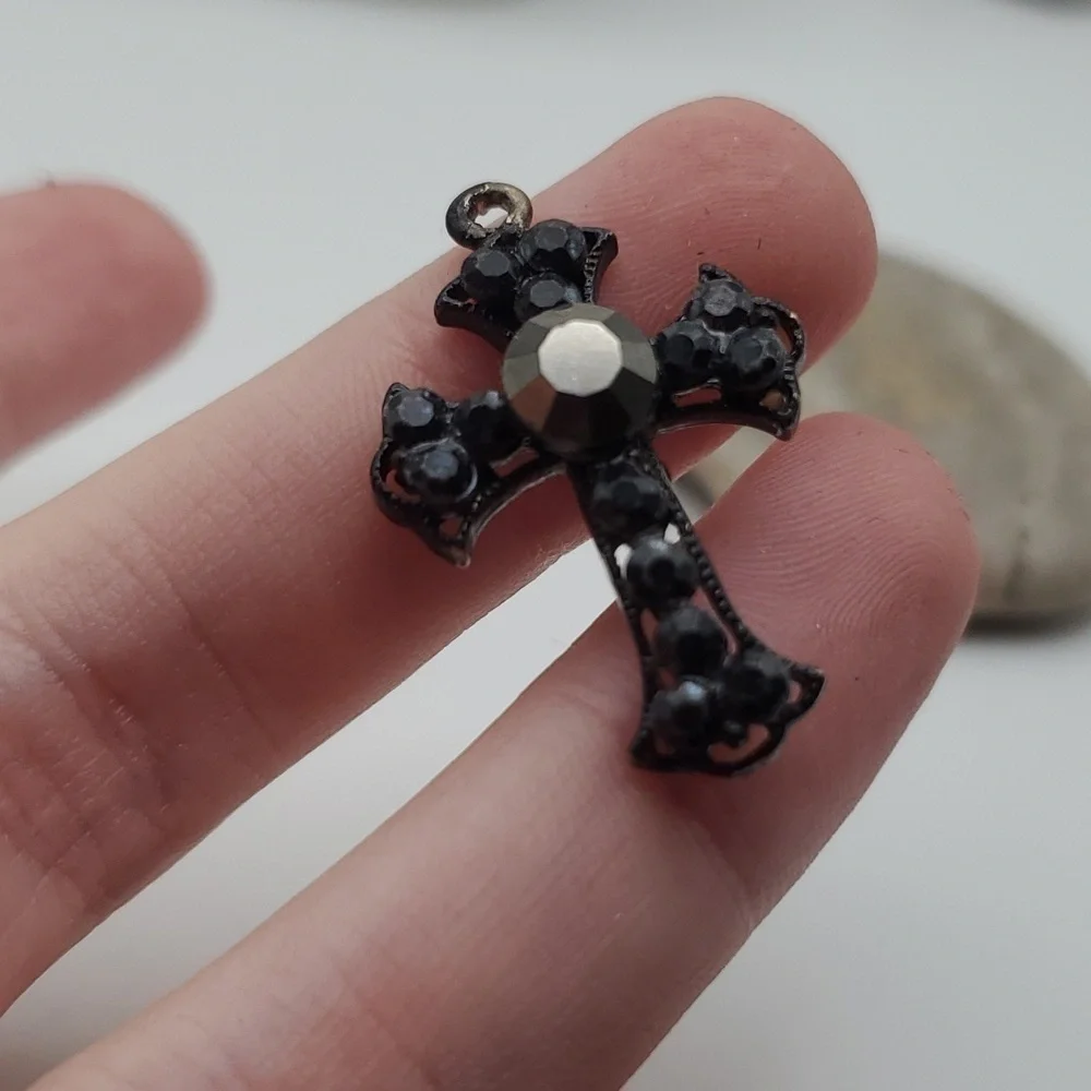 Crystal black ⚫️ cathedral cross necklace pendant - Picture 1 of 2